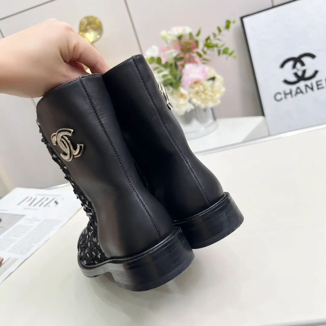 👟👟Ex-factory price 720👟👟 High version of Chanel CHANEL, 🌞🌞🌞Xiaoxiang’s latest 2025 autumn and winter short boots, a must-have item for this autumn and winter season! ! Ms. Chanel loves simple yet irresistible combinations to show her unique style. Mix and match freely to shine⚡Follow Grandma’s fashion steps! ! ! The top-notch craftsmanship and texture are perfectly presented. No matter any details, you can compare them with the counters. The best quality products can be entered and exited from the counters at will! ❶Fabric: imported sheepskin with customized fabrics ❷Lining: sheepskin lining ❸Foot pads: sheepskin ❹Outsole: original molded sole ❺Heel height: 3.5cm ❻Boot shaft height: total height 7 inches ❼Number: 35-40 (40 and 41 are customized and cannot be returned)